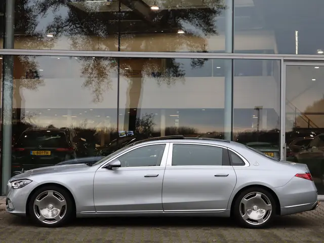 Mercedes-Benz S-Klasse 680 4MATIC Maybach 2023 Benzine 3