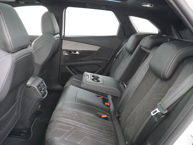 Peugeot 3008 1.6 HYbrid4 300 GT 2022 Hybride Benzine 21