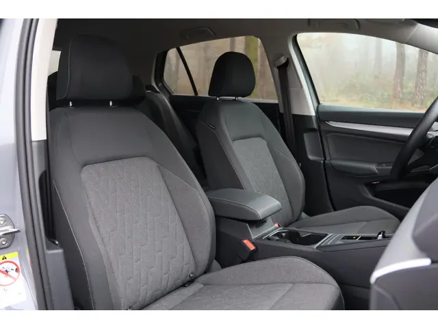 Volkswagen Golf 1.5 eTSI Life Edition 2024 Benzine 16