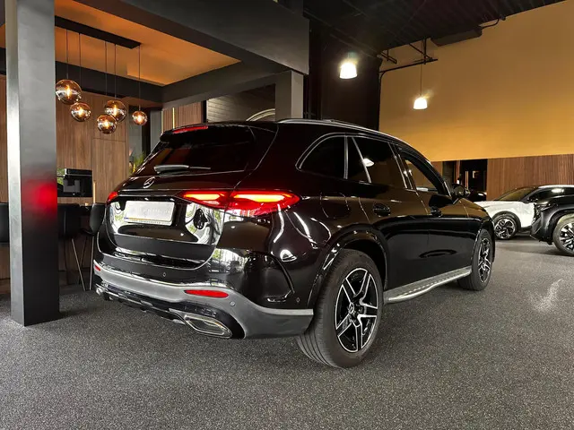 Mercedes-Benz GLC 200 4MATIC AMG Line 2023 Benzine 8