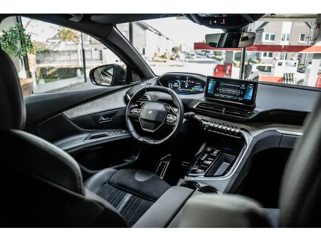 Peugeot 3008 1.6 HYbrid 225 GT 2023 Hybride Benzine 18