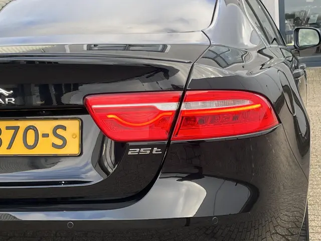 Jaguar XE 2.0 Portfolio 2015 Benzine 54