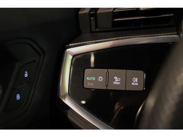 Audi Q3 35 TFSI S edition PANO | Sfeer 2023 Benzine 32