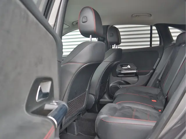 Mercedes-Benz GLA 250 e AMG Line 2021 Hybride Benzine 12