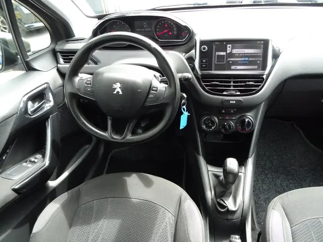 Peugeot 208 1.2 VTi Allure 2012 Benzine 12