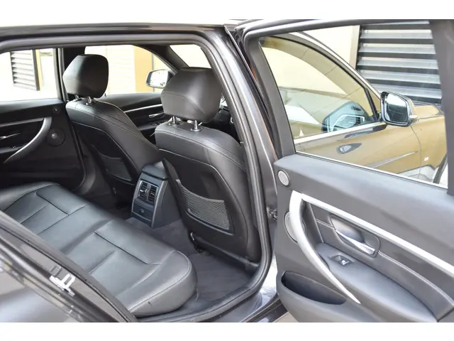 BMW 3 Serie Touring 320i High Executive 2017 Benzine 12