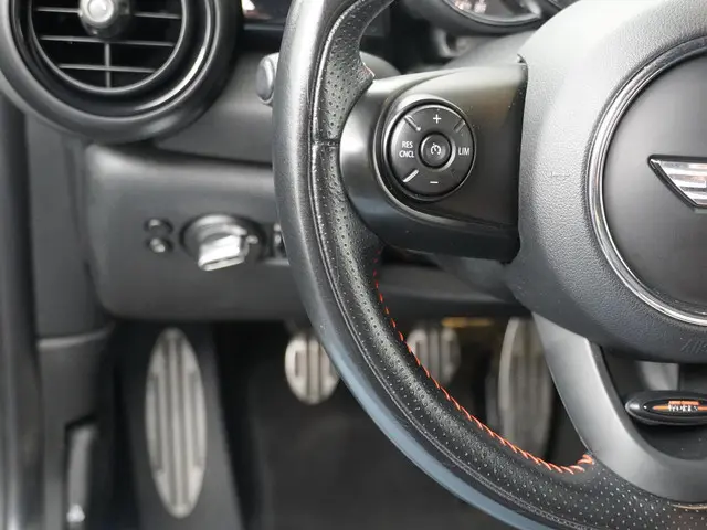 MINI Cooper Business 2018 Benzine 18