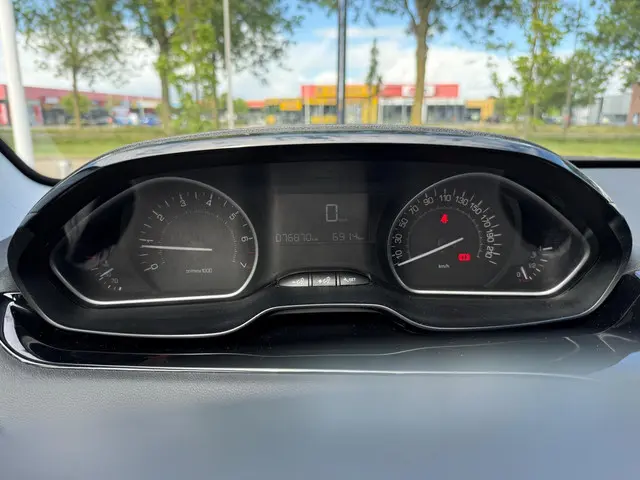 Peugeot 208 1.2 PureTech Blue Lease 2016 Benzine 18