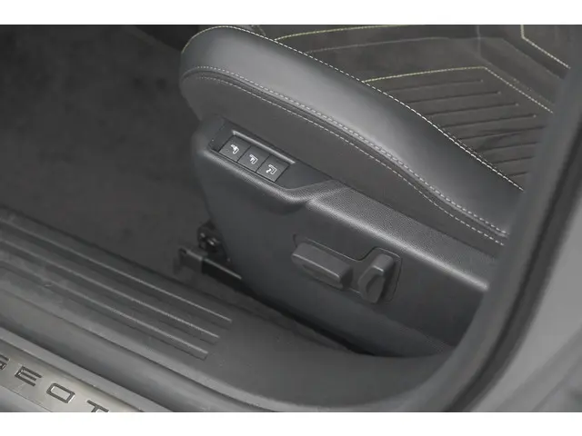 Peugeot 2008 PureTech 130 EAT8 GT 2024 Benzine 32