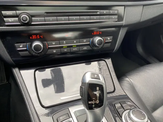 BMW 5 Serie 520i High Executive 2015 Benzine 12