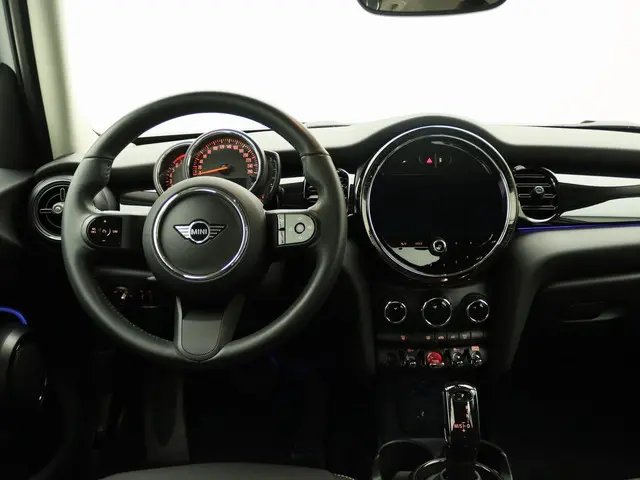MINI 5-Deurs Cooper 2024 Benzine 22