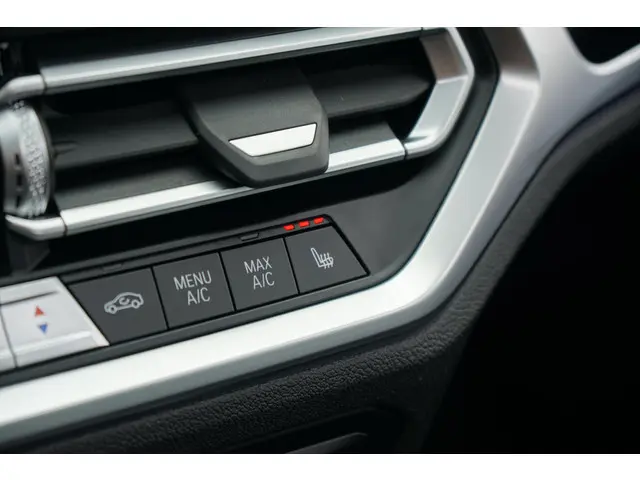 BMW 3 Serie 318i High Executive 2021 Benzine 14