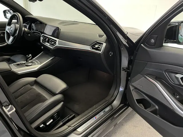 BMW 3 Serie Touring 330i xDrive M-sport 2019 Benzine 23