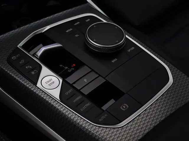 BMW 3 Serie Sedan 330e 2023 Hybride Benzine 18