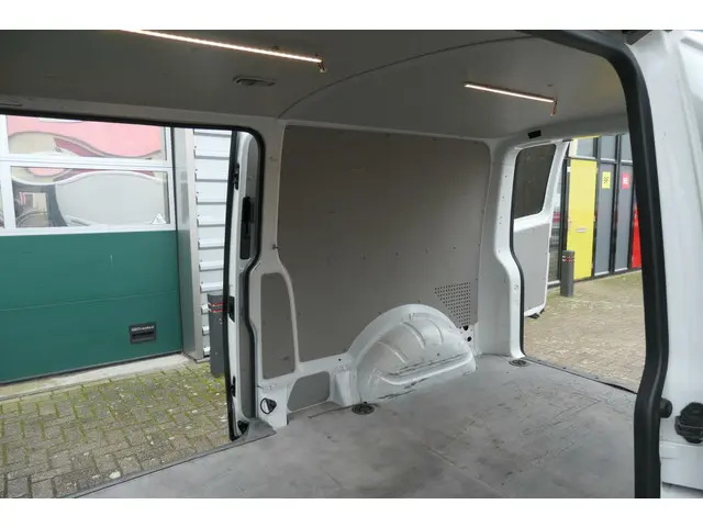 Volkswagen Transporter 2.0 TDI L2H1 Highline 2015 Diesel 12
