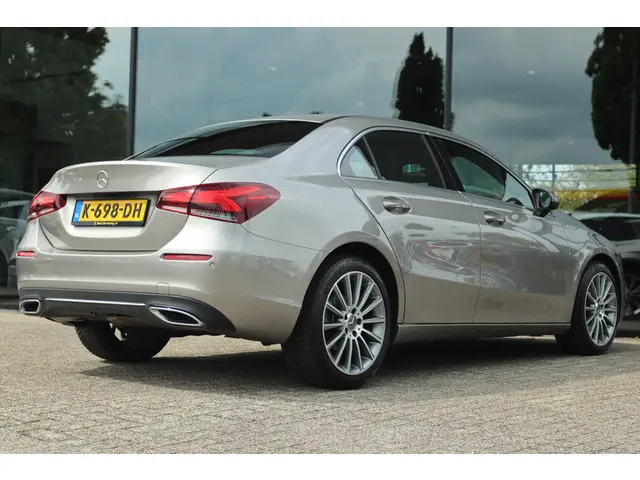 Mercedes-Benz A-Klasse 180 PREMIUM PLUS 2020 Benzine 2