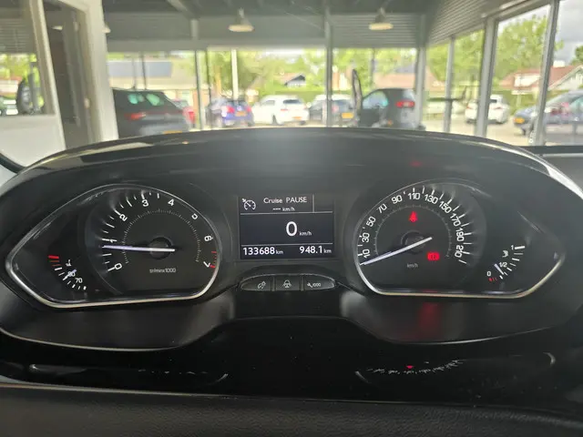 Peugeot 208 1.4 VTi Allure 2012 Benzine 6