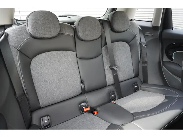 MINI 5-Deurs One 2022 Benzine 12