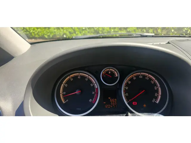 Opel Corsa 1.2-16V Berlin 2013 Benzine 21