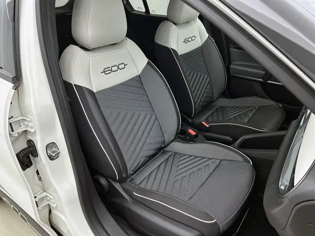 Fiat 600 1.2 Hybrid Bicolore 2024 Benzine 41