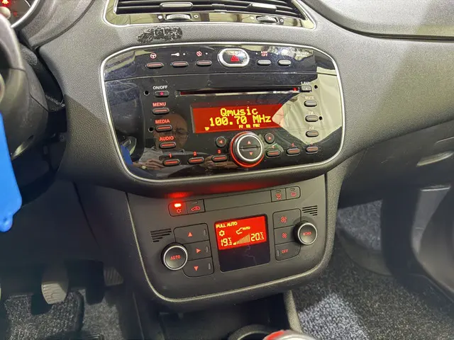 Fiat Punto 0.9 TwinAir Turbo 100 Lounge 2015 Benzine 33