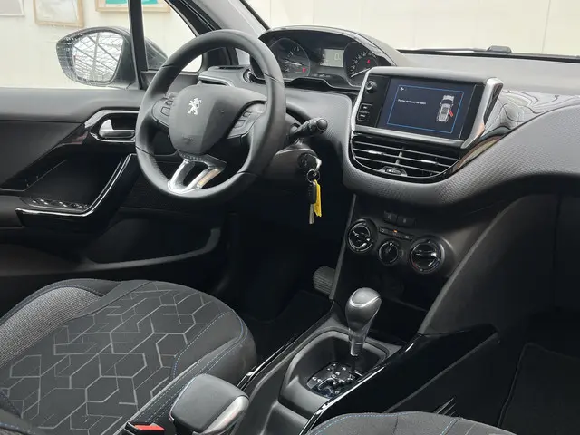 Peugeot 2008 PureTech 110 EAT6 Signature 2019 Benzine 24