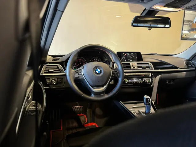 BMW 3 Serie 318i Executive 2017 Benzine 9