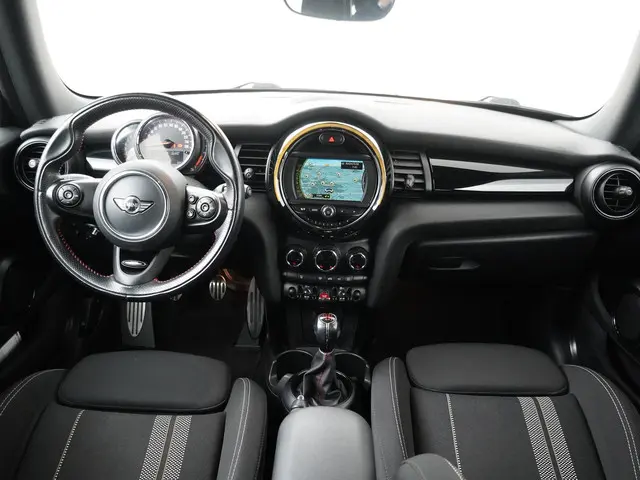 MINI Cooper Business 2018 Benzine 3