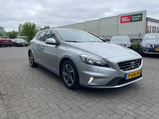 Volvo V40 2.0 T3 R-Design 2015 Benzine 4