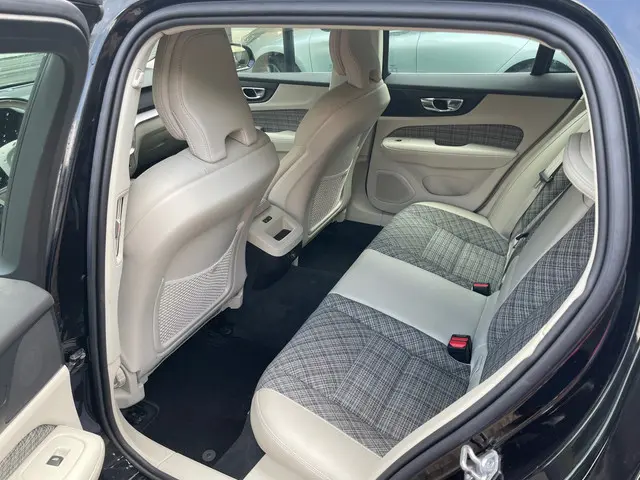 Volvo V60 2.0 T4 Momentum Pro 2019 Benzine 9