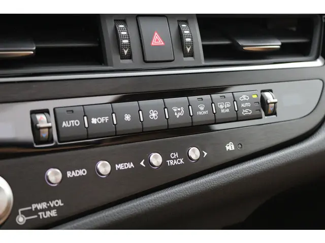 Lexus ES 300h Luxury Line 2025 Hybride Benzine 7