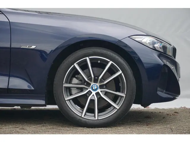 BMW 3 Serie Touring 330e 2022 Hybride Benzine 6