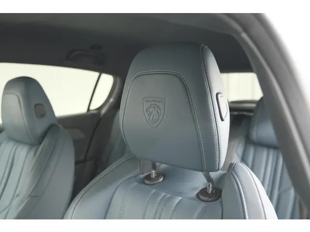 Peugeot 308 PureTech 130 GT 2022 Benzine 36