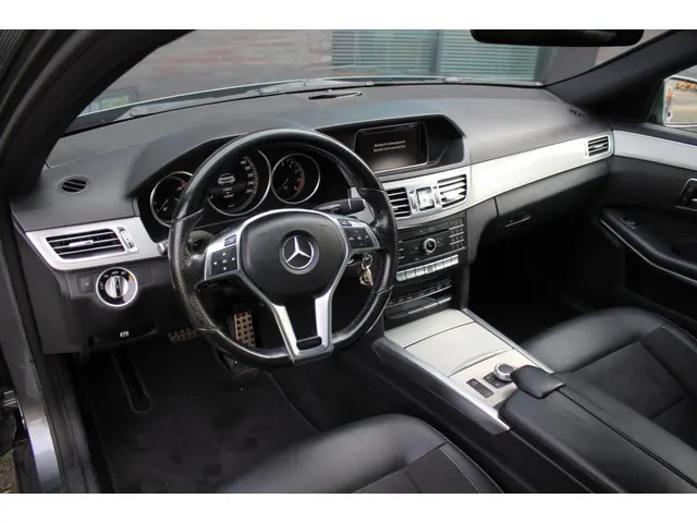 Mercedes-Benz E-Klasse 200 Edition AMG 2015 Benzine 12
