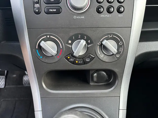 Suzuki Splash 1.0 VVT Exclusive EASSS 2012 Benzine 26