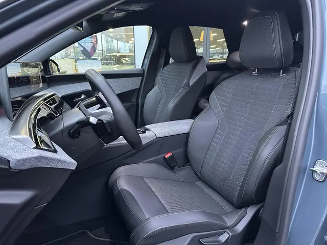Peugeot e-3008 Allure 210pk 73 kWh 2024 Elektrisch 10