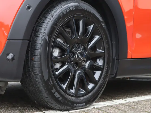 MINI Cooper Pepper 2018 Benzine 11