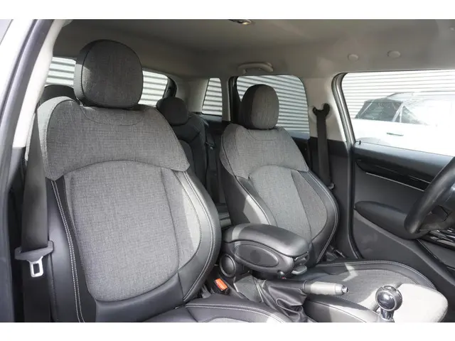 MINI 5-Deurs One 2022 Benzine 11