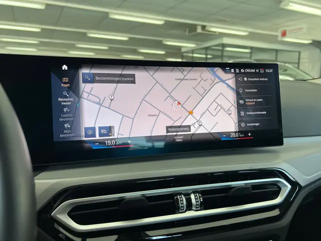 BMW 3 Serie Touring 318i 2023 Benzine 19