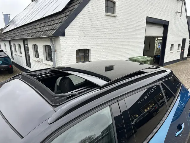 Peugeot 2008 1.2 Hybrid 145 PK GT 2025 Hybride Benzine 47