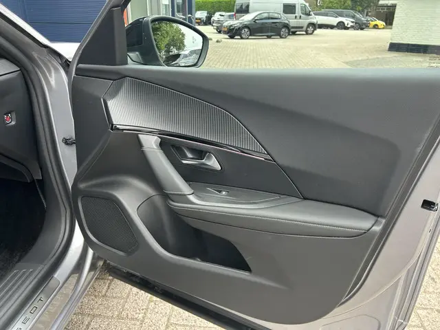 Peugeot 2008 1.2 Hybrid 145 GT 2025 Hybride Benzine 30