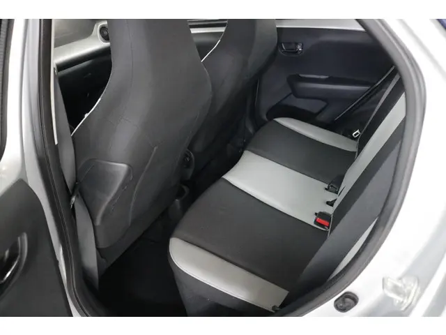 Toyota Aygo 1.0 VVT-i x-play 2017 Benzine 6