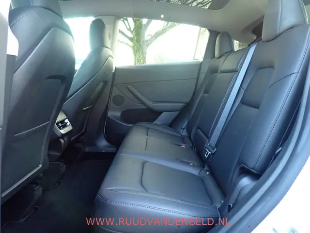 Tesla Model Y RWD LFP 60KWH 2022 Elektrisch 11