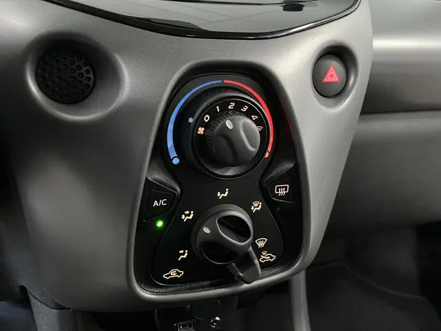 Toyota Aygo 1.0 VVT-i x-play 2022 Benzine 21