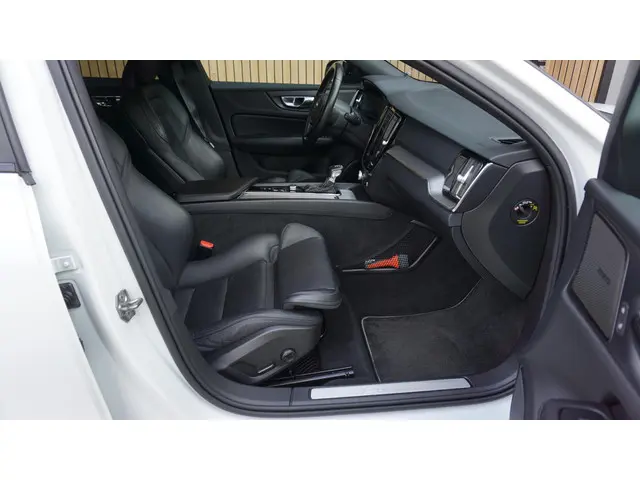 Volvo V60 2.0 T5 250pk R-Design 2019 Benzine 10