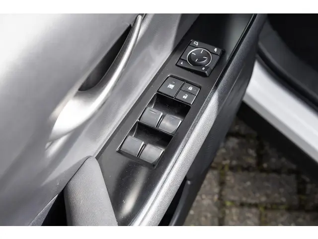 Lexus UX 250h Business Line 2022 Hybride Benzine 33