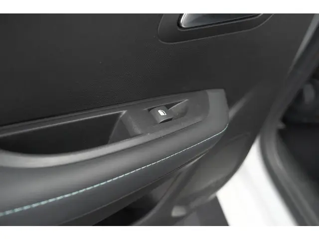 Peugeot 208 PureTech 100 Allure 2022 Benzine 22