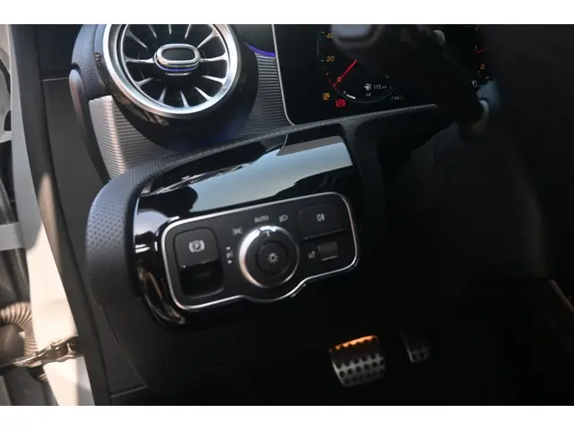 Mercedes-Benz A-Klasse 200 Bns Sol. AMG 2018 Benzine 19