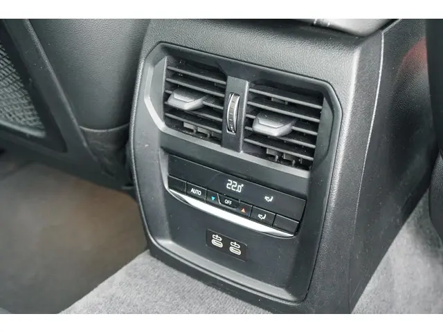 BMW 3 Serie 318i High Executive 2021 Benzine 24