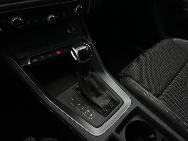 Audi Q3 45 TFSI e S edition 2023 Hybride Benzine 22